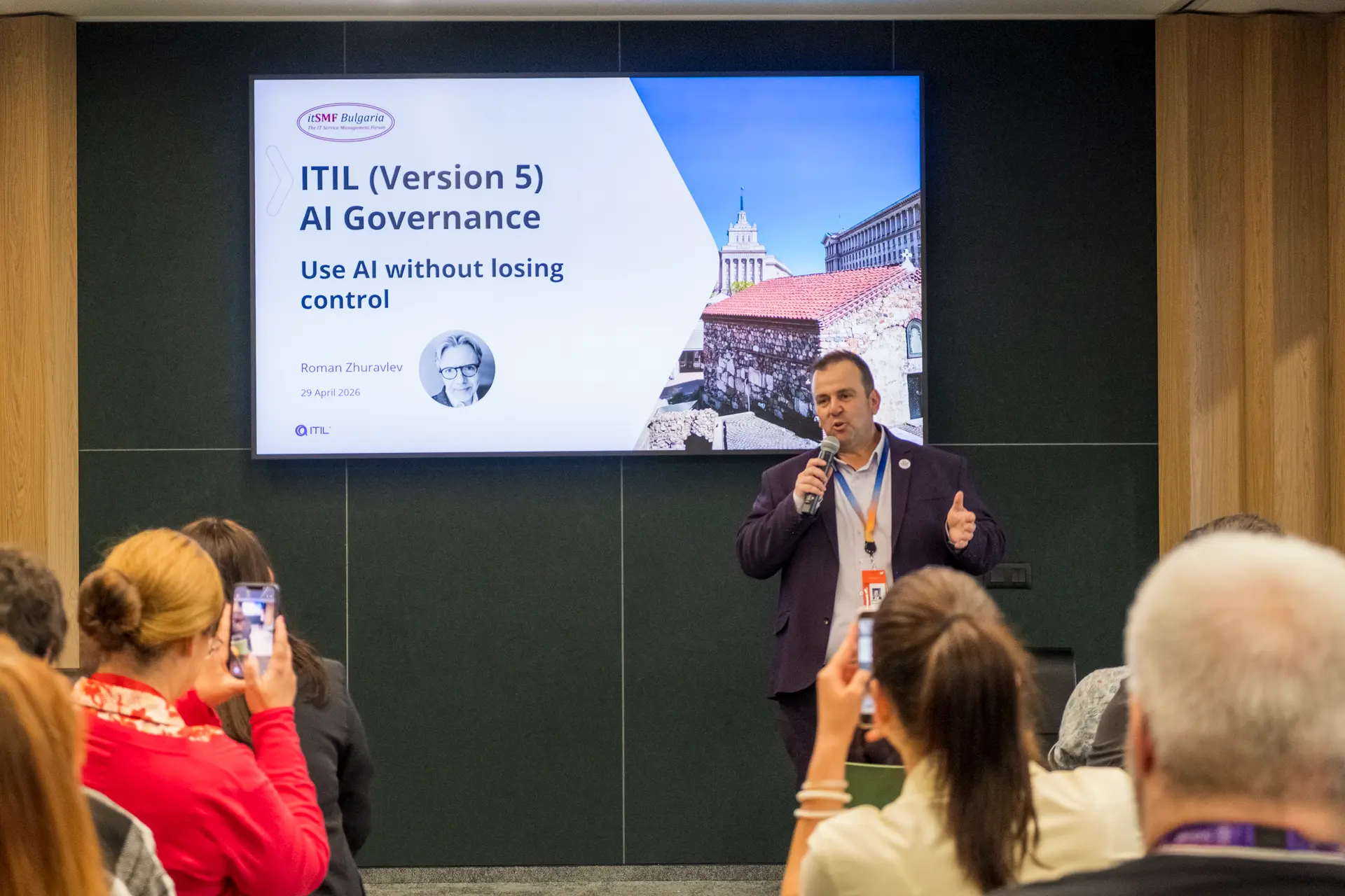 Host welcoming the audience in front of the "ITIL (Version 5) AI Governance - Use AI without losing control" title slide